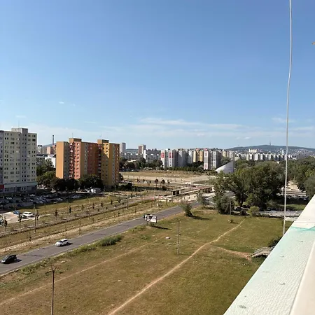 Utulny S Vyhladom Na Hrad Pozsony